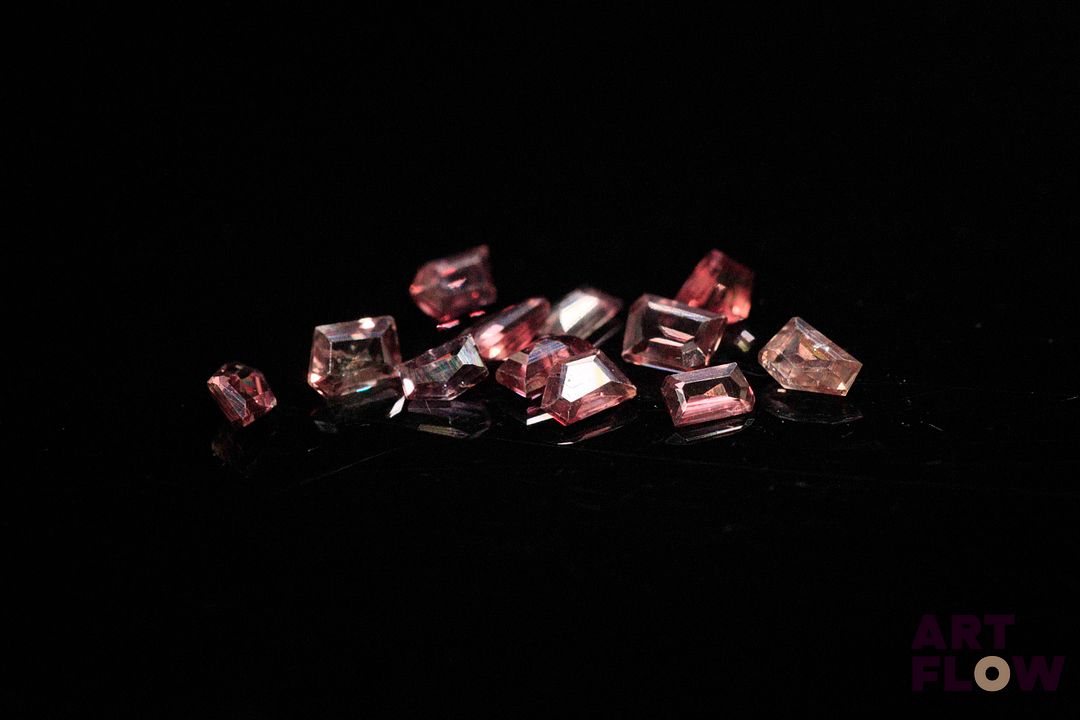 Douze saphirs roses fantaisies. 2.30 cts. Dims. moy.: 5.0mm x 3.5mm