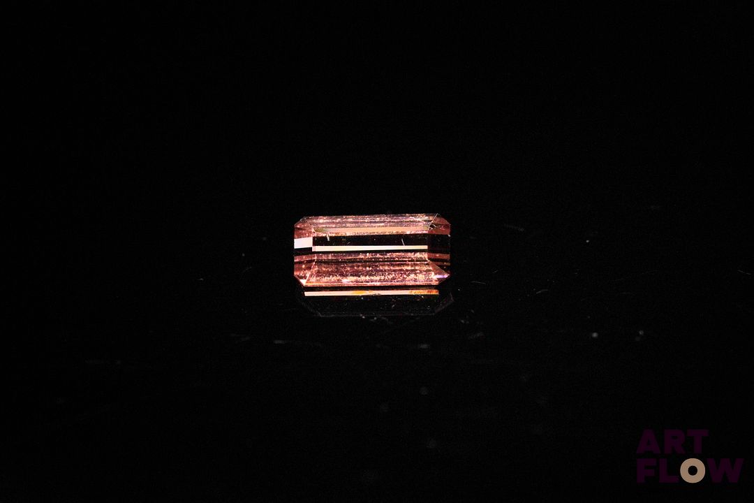 Tourmaline rose rectangulaire à pans coupés. Très belle couleur, non chauffée. 0.87 ct. 8.5mm x 4.0mm