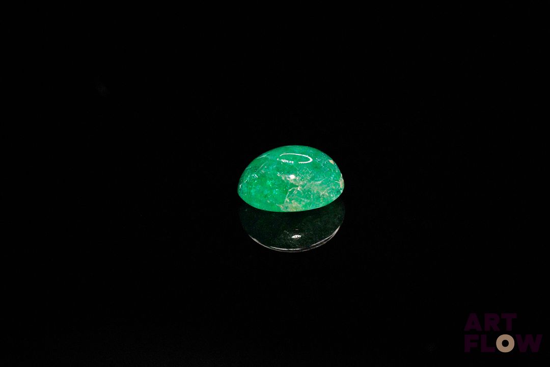 Émeraude cabochon ovale. Inclusions. 1.28 ct. 7.5mm x 6.0mm