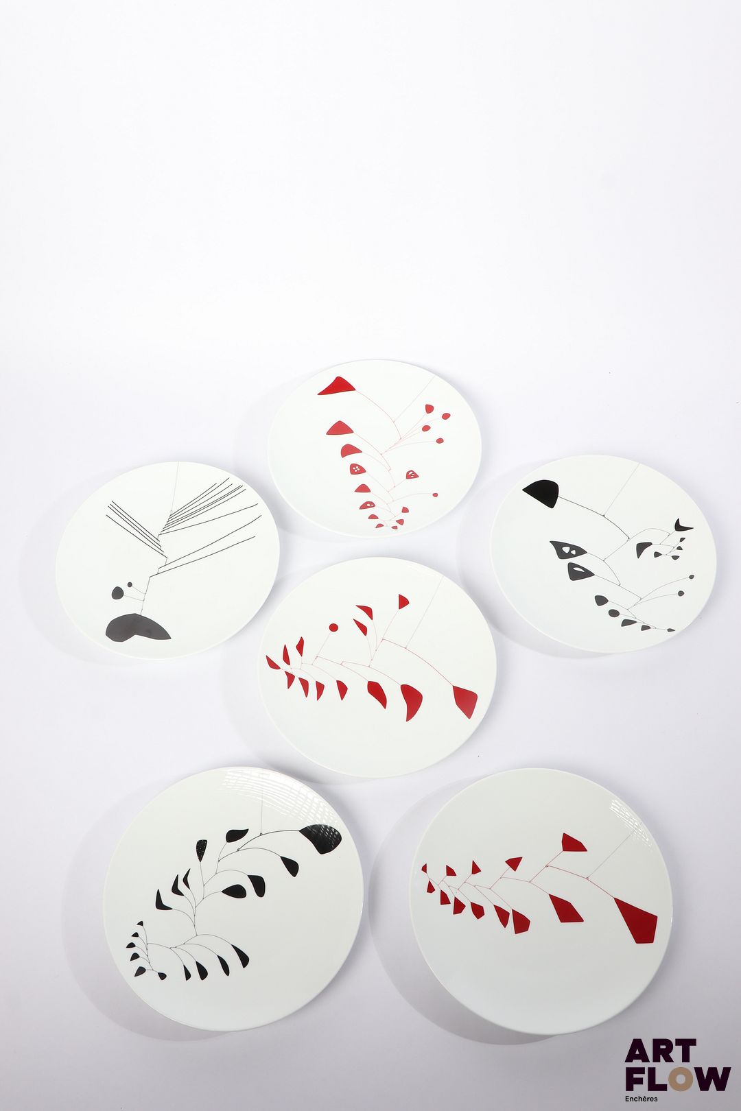 BERNARDAUD Limoges D'après Alexandre CALDER (1898-1976) Ensemble de 6 assiettes en porcelaine représentant des mobiles de l'artiste. Tirage 569/3000 Ø 27 cm