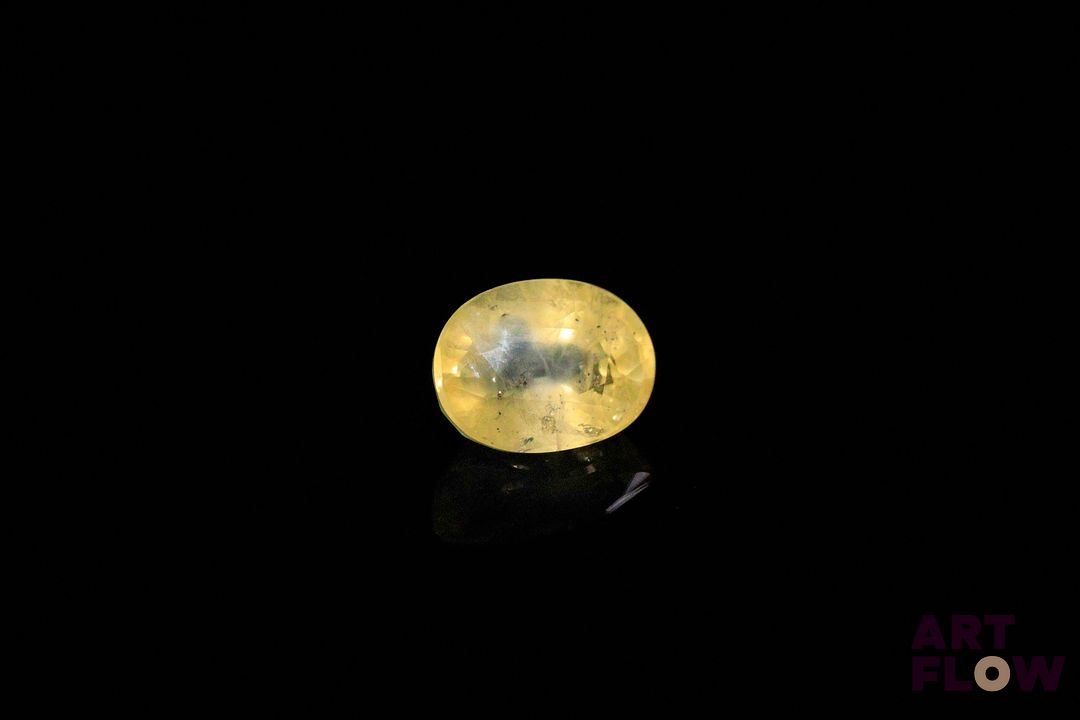Saphir jaune ovale. Très belle couleur, color zoning. 2.45 cts. 8.6mm x 6.5mm