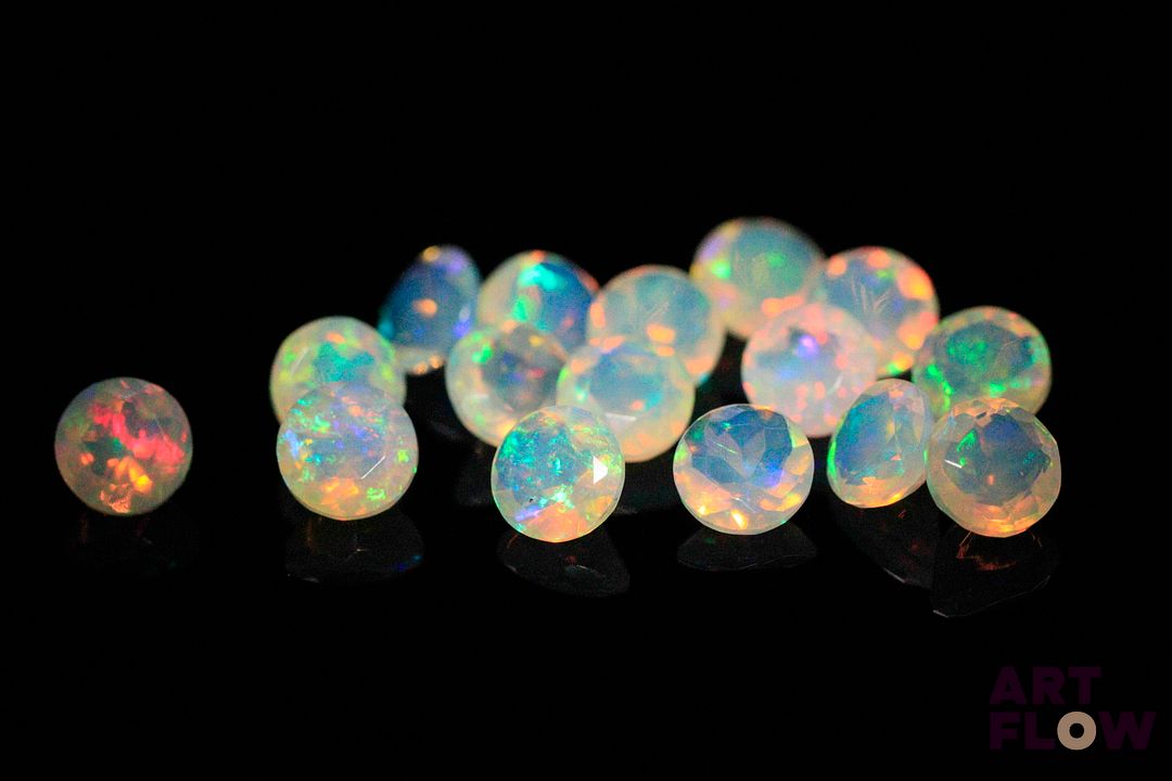 Seize opales facettées blanches rondes. Beaux éclats de couleur. 5.40 cts. Diam. moy.: 5.0mm