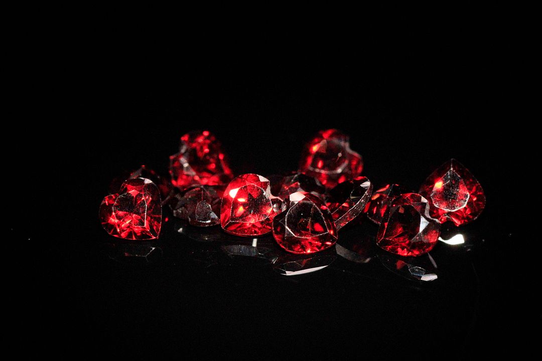 Douze grenats poires. 6.70 cts. Dims. moy.: 5.0mm x 5.0mm