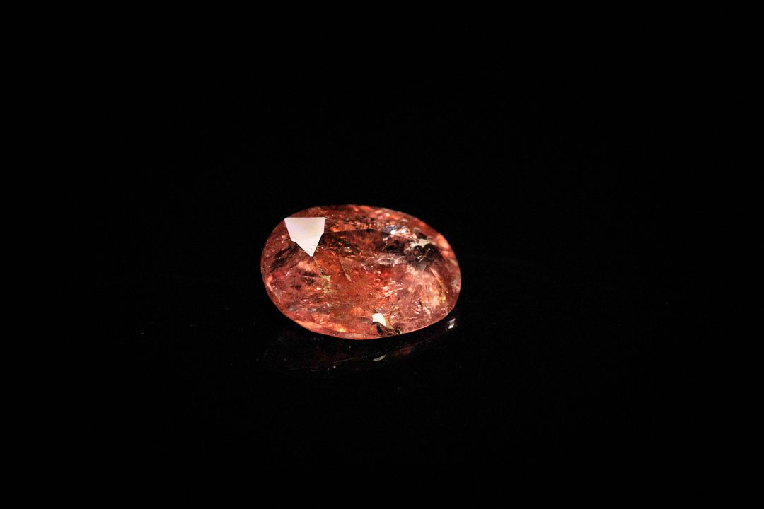 Tourmaline coussin ovale. Inclusions, givres, egrisures. 2.32 cts. 12.0mm x 8.0mm