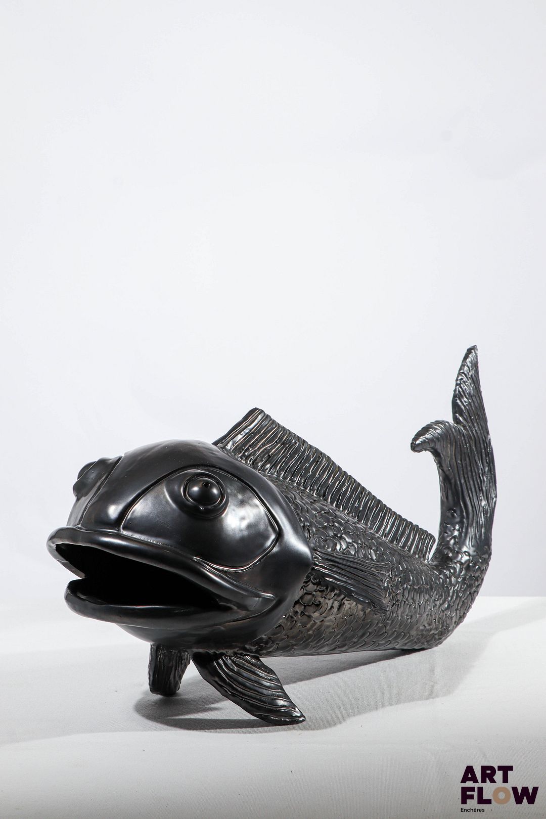 JEAN MARAIS Sculpture poisson en terre cuite à glaçure noire. Signé. L. 43 cm H. 21 cm Très bon état général malgré quelques très légers défauts.
