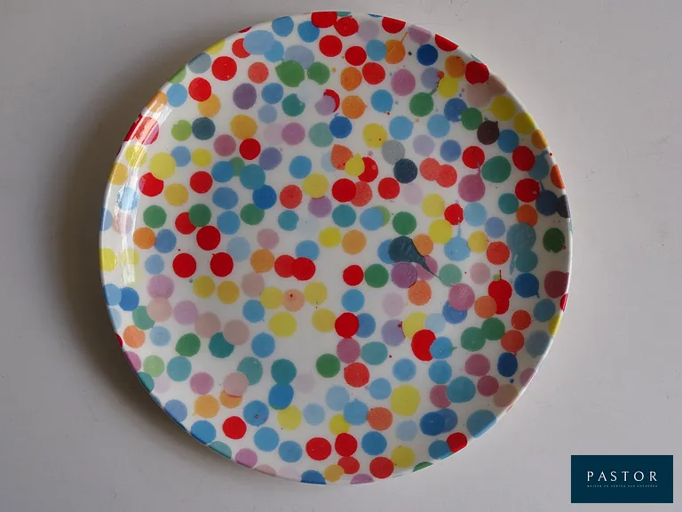 Damien Hirst 
Grande assiette à pois sur toute la surface 

Porcelaine fine anglaise, sérigraphiée avec un motif Currency Dot éclatant, présentant des œuvres de The Currency. Il se trouve à Stoke-on-Trent, une ville mondialement connue pour son industrie céramique. 17 cm


Expédition obligatoire, jusqu'à 5 Lithographies dans votre colis pour 14,76€ TTC en France Métropolitaine, et 29,64€ TTC pour l'Europe