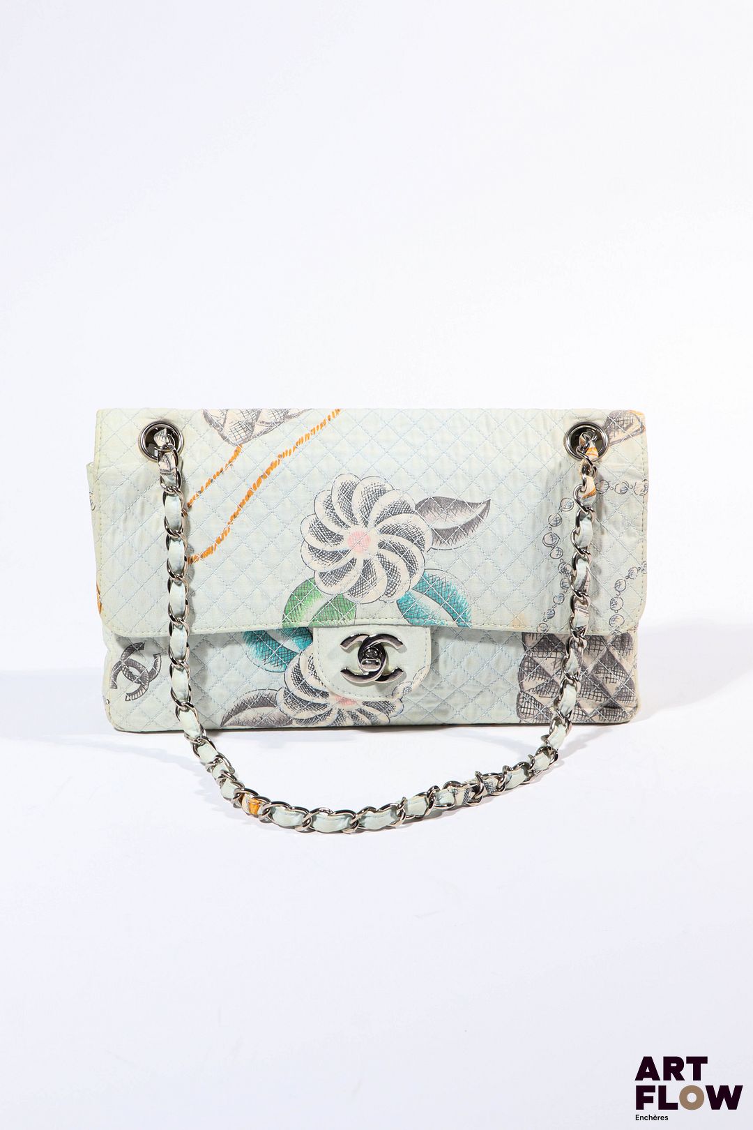 CHANEL Modèle Timeless, 1996 Sac à main en toile pastel à imprimé figurant les accessoires de la maison. Bijouterie en métal argenté. Modèle 25 cm Décolorations et petites traces. Intérieur en cuir blanc en excellent état.