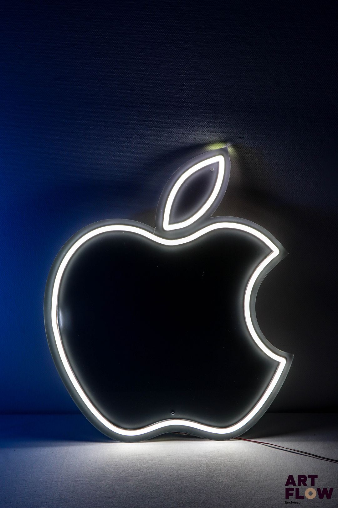 Enseigne néon Apple Dimensions : 50 x 42 cm Fonctionnelle Petites rayures