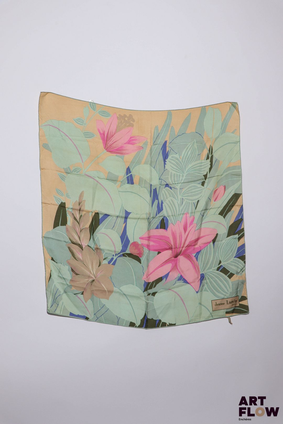 Jeanne LANVIN Carré de soie à motifs tropicaux. 70 x 70 cm env. Petites usures