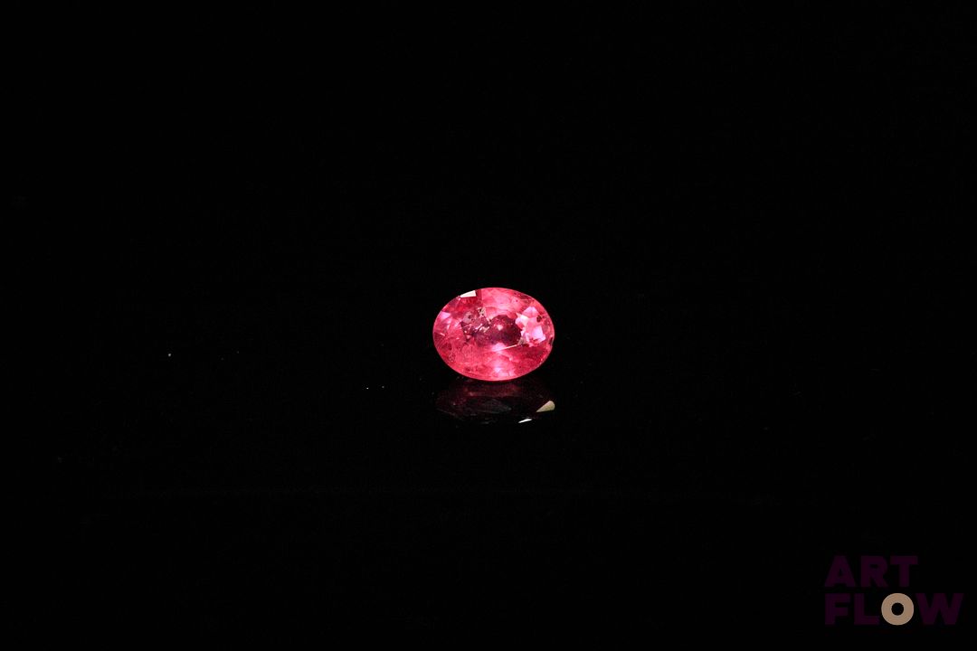Saphir rose vif ovale. Très belle couleur, inclusions. 0.62 ct. 5.5mm x 4.3mm