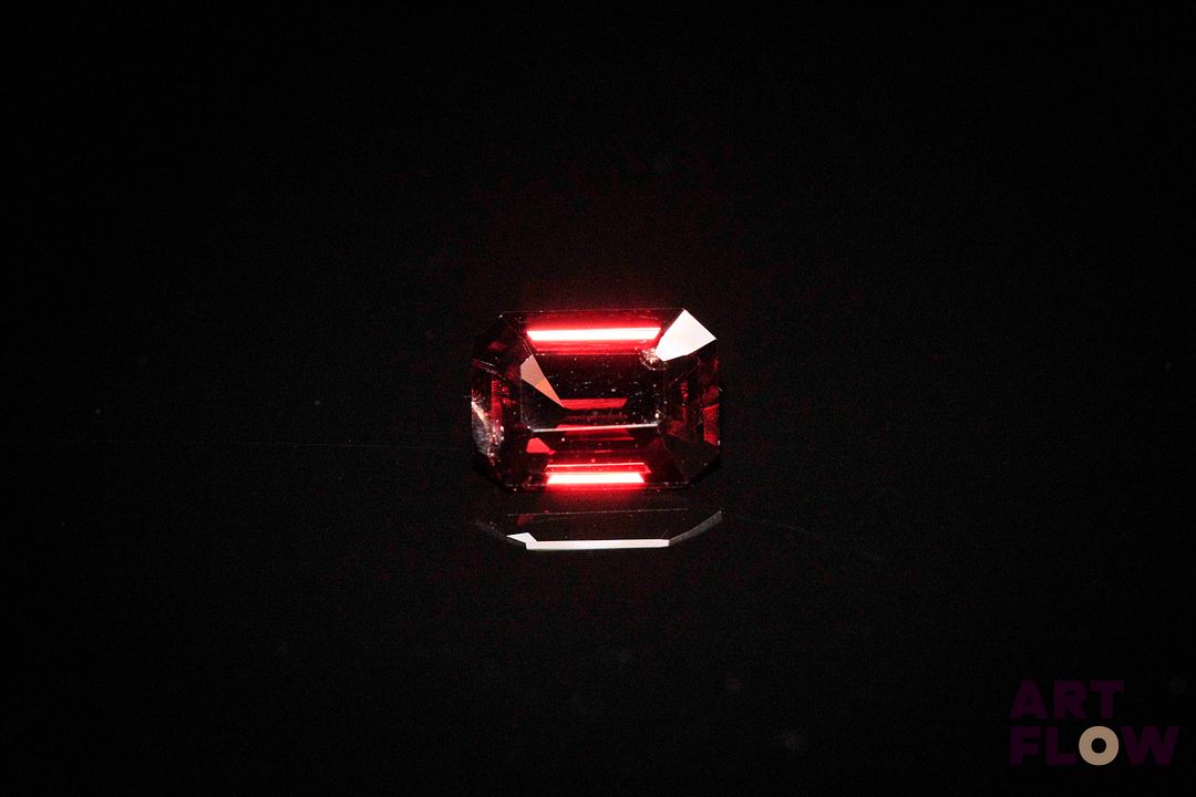 Spinelle rouge rectangulaire à pans coupés. Très belle couleur, beau lustre. 1.59 ct. 8.0mm x 6.0mm