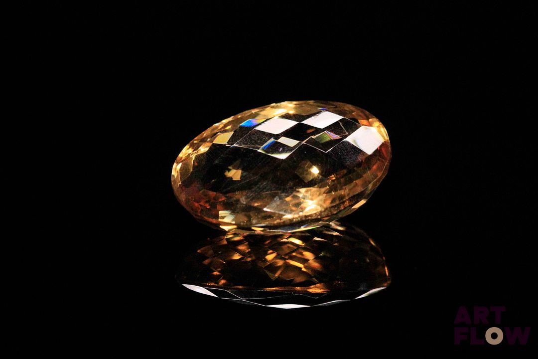 Importante citrine ovale. Probablement Brésil, non chauffée. 31.06 cts. 25.0mm x 18.0mm