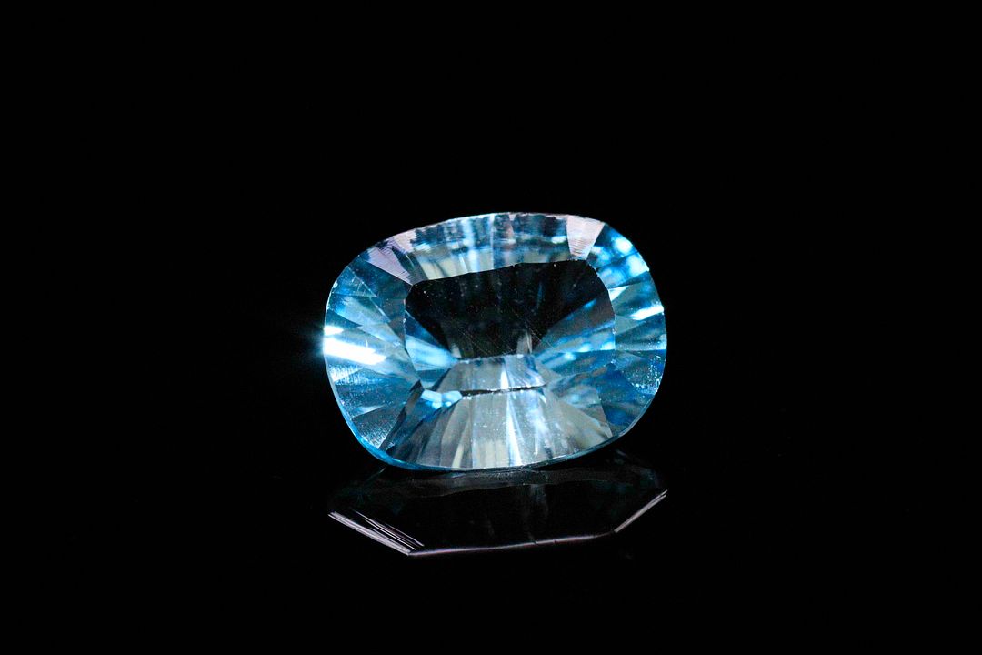 Topaze coussin concave. Belle couleur. 8.41 cts. 14.0mm x 11.0mm