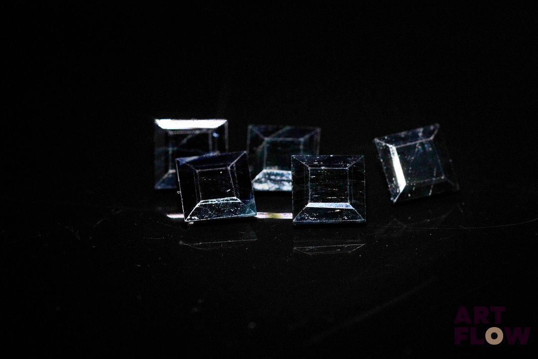 Cinq saphirs carrés à pans vifs. 7.26 cts. Dims. moy.: 6.0mm x 6.0mm