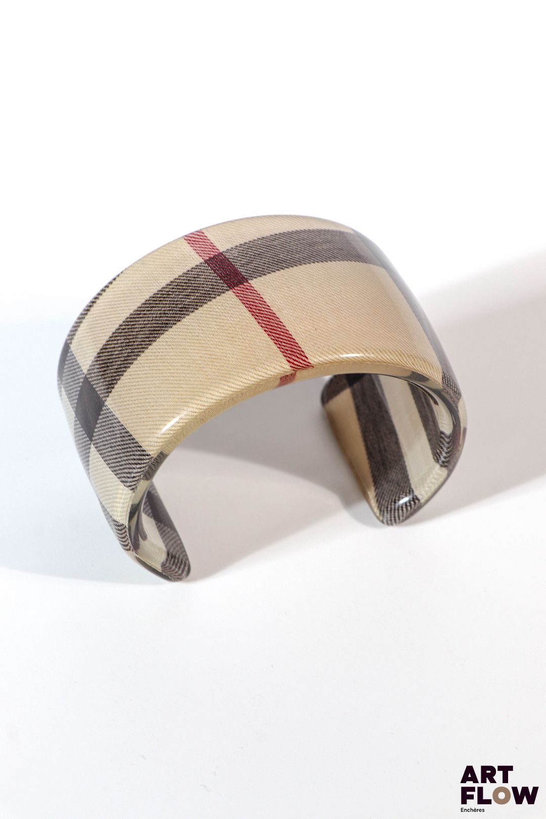 BURBERRY Bracelet en résine à incrustation du tissu motif tartan Diamètre : 5,5 cm Petites rayures d'usage