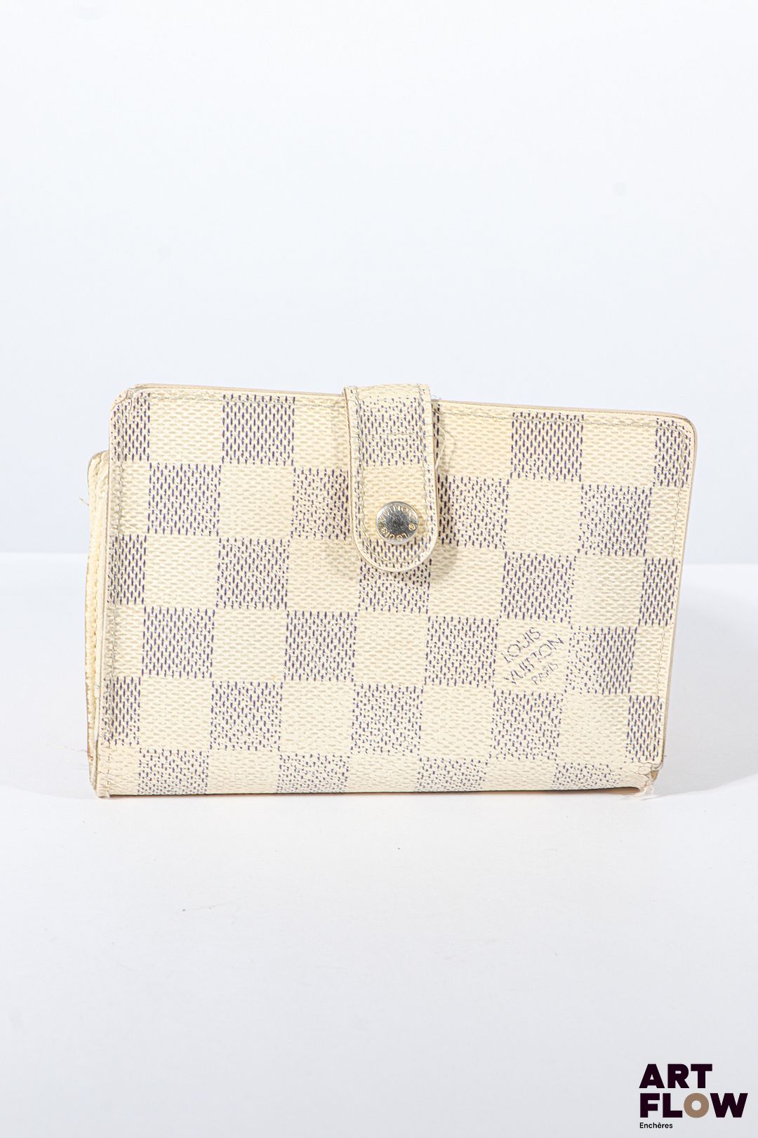 LOUIS VUITTON Porte feuille en toile enduite, bijouterie en métal doré, fermeture à pression. Dimensions : 9 x 13 cm Usures