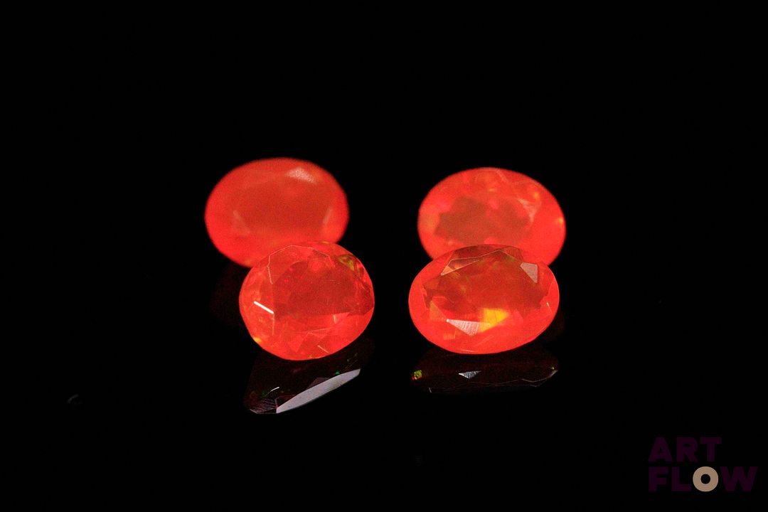 Quatre opales de feus ovales. Beaux éclats de couleur. 4.35 cts. Dims. moy.: 9.0mm x 7.0mm