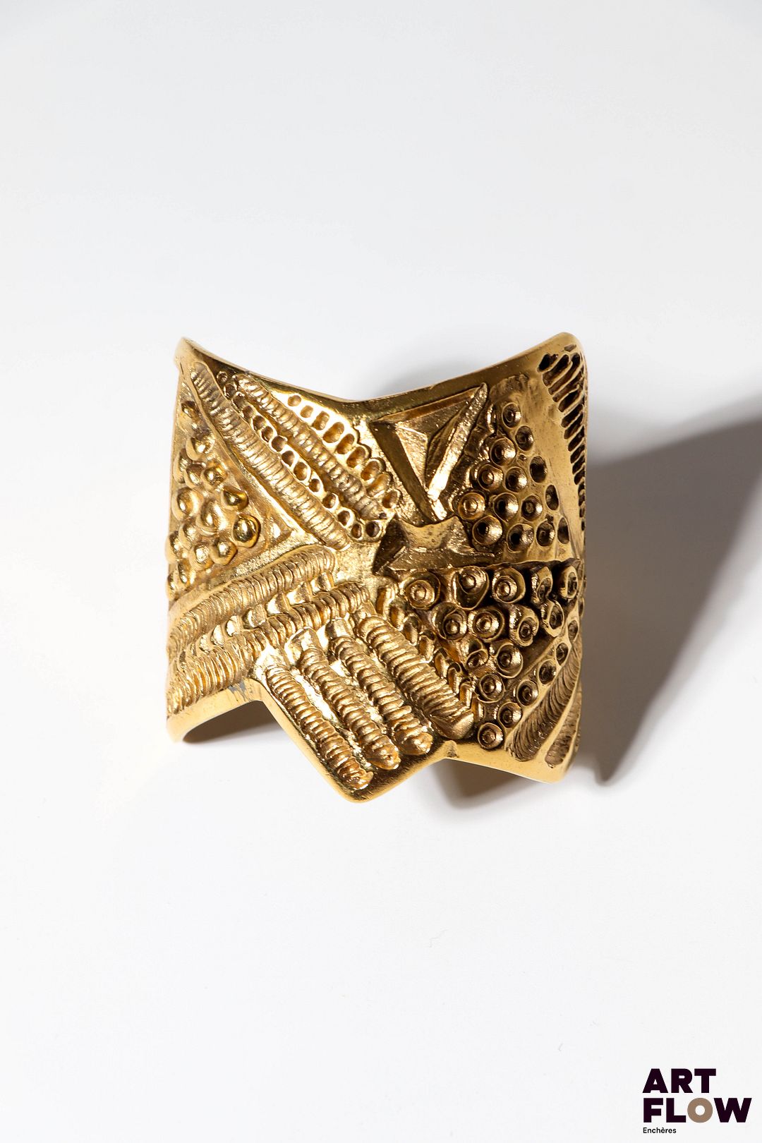 YVES SAINT LAURENT x Goossens Bracelet ou manchette en métal doré de forme asymétrique. Probablement années 1990; L. interne : 5,8 cm env. H. 6,5 cm Provenance : collection de la famille d'un ami et collaborateur de Robert Goossens.