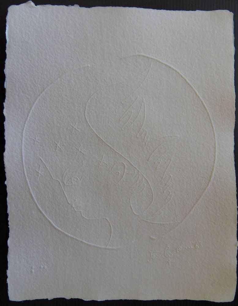 Jean Cocteau (d&rsquo;après) Faune dans les étoiles Gravure sur bois par gaufrage Signée dans la planche Sur vélin Colombe pur coton 400g/m² 31 x 24 cm Edition réalisée à 1000 exemplaires en 1992 sous le contrôle de E Dermit, ayant droit de Jean Cocteau. Cette édition était destinée à faire découvrir les oeuvres de Cocteau aux personnes malvoyantes. Chaque gravure est numérotée en braille. Excellent état Expédition obligatoire, jusqu&rsquo;à 5 Lithographies dans votre colis pour 14,76€ TTC en France Métropolitaine, et 29,64€ TTC pour l&rsquo;Europe