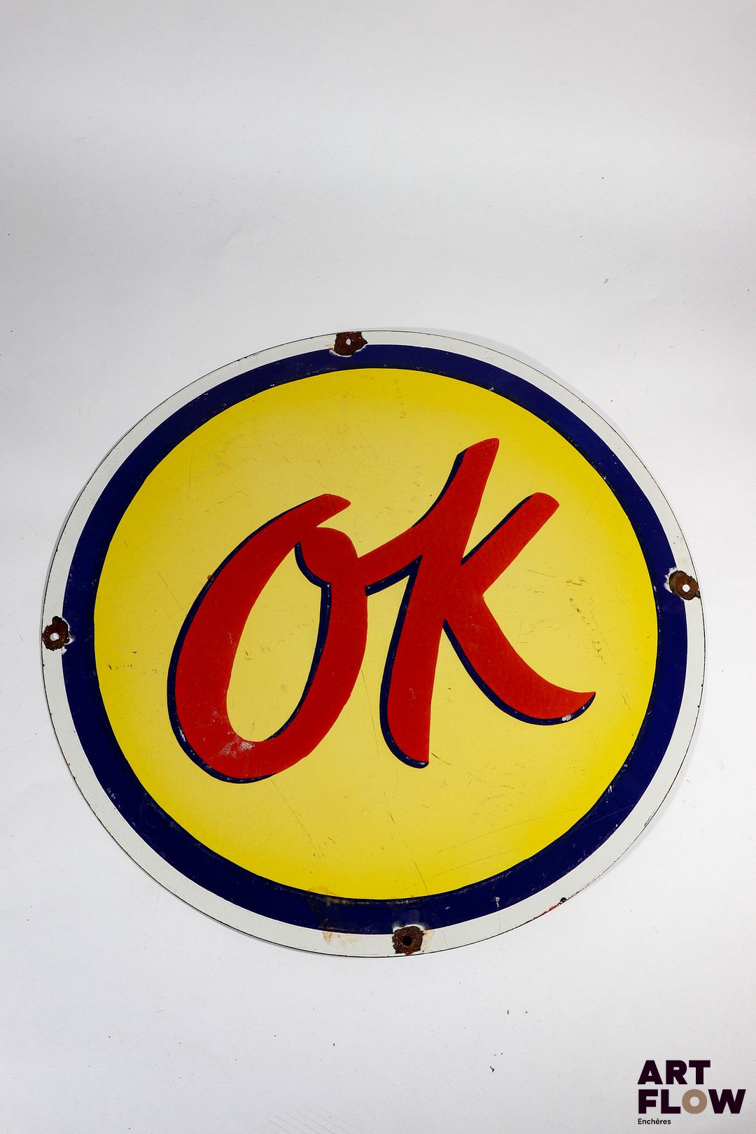 Grande plaque émaillée ronde - Ok Diamètre : 61 cm Eclats aux oeillets et traces