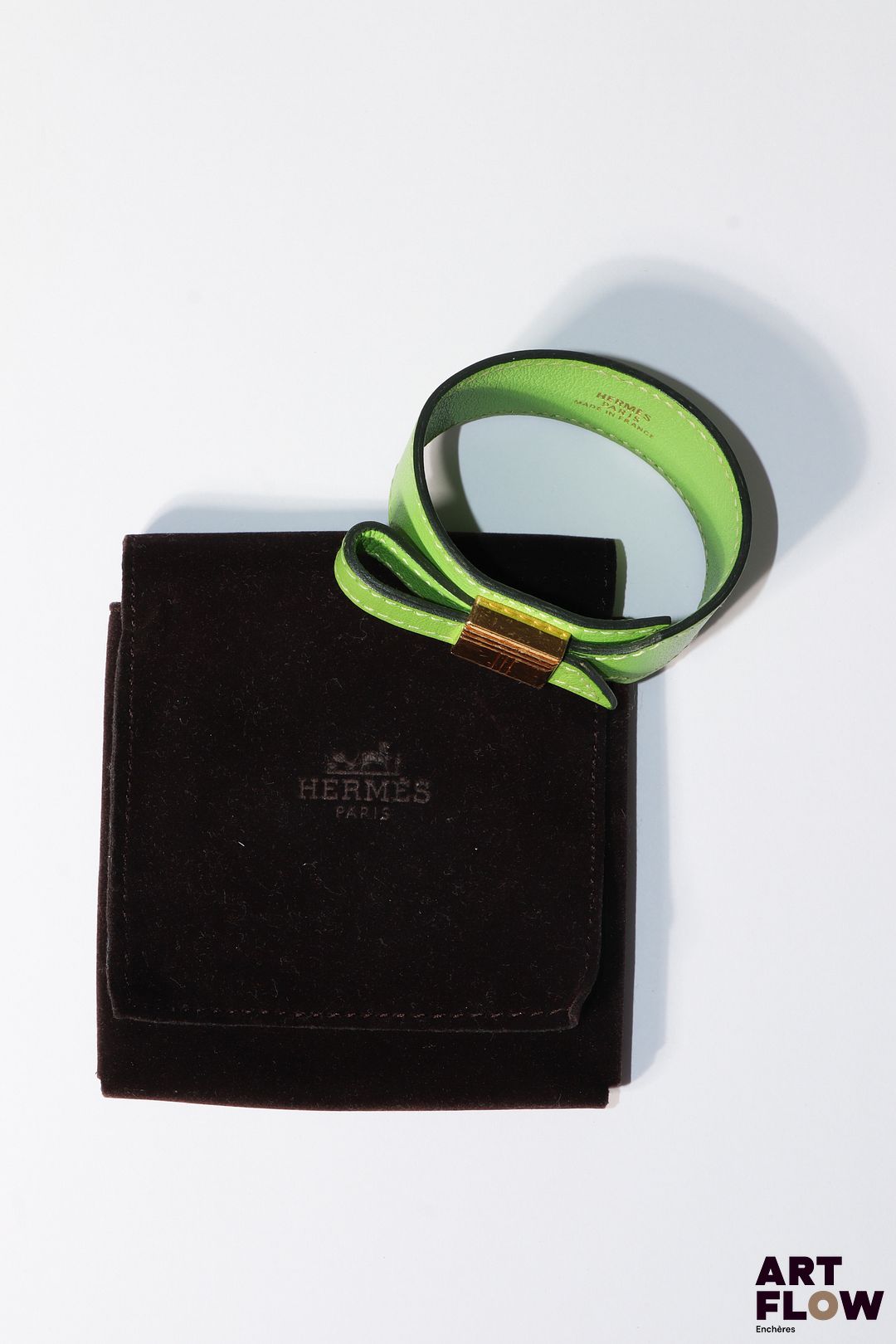 HERMÈS Paris Modèle Artémis Bracelet en cuir vert et bijouterie dorée. 1999. Taille M. Avec pochon et boîte. Quelques petites traces d'usage et rayures conformes l'âge de la pièce.