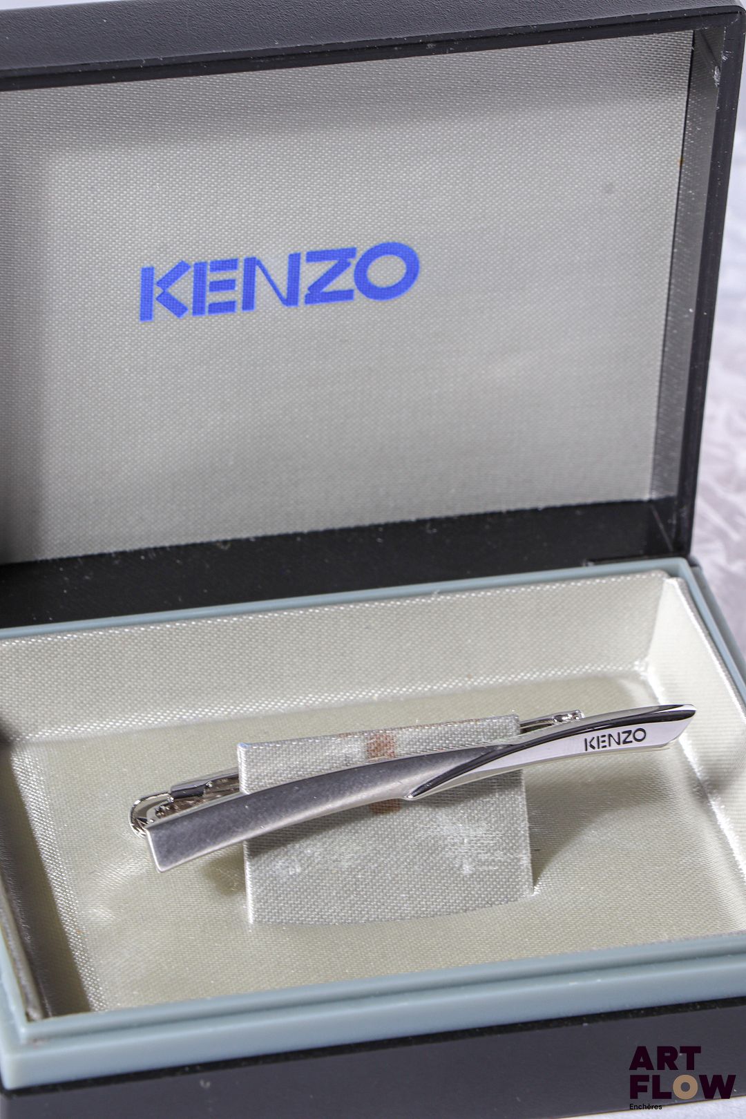 KENZO Pince à cravate en métal argenté comprenant l'inscription de la marque Longueur : 5,5 cm Dans son écrin d'origine