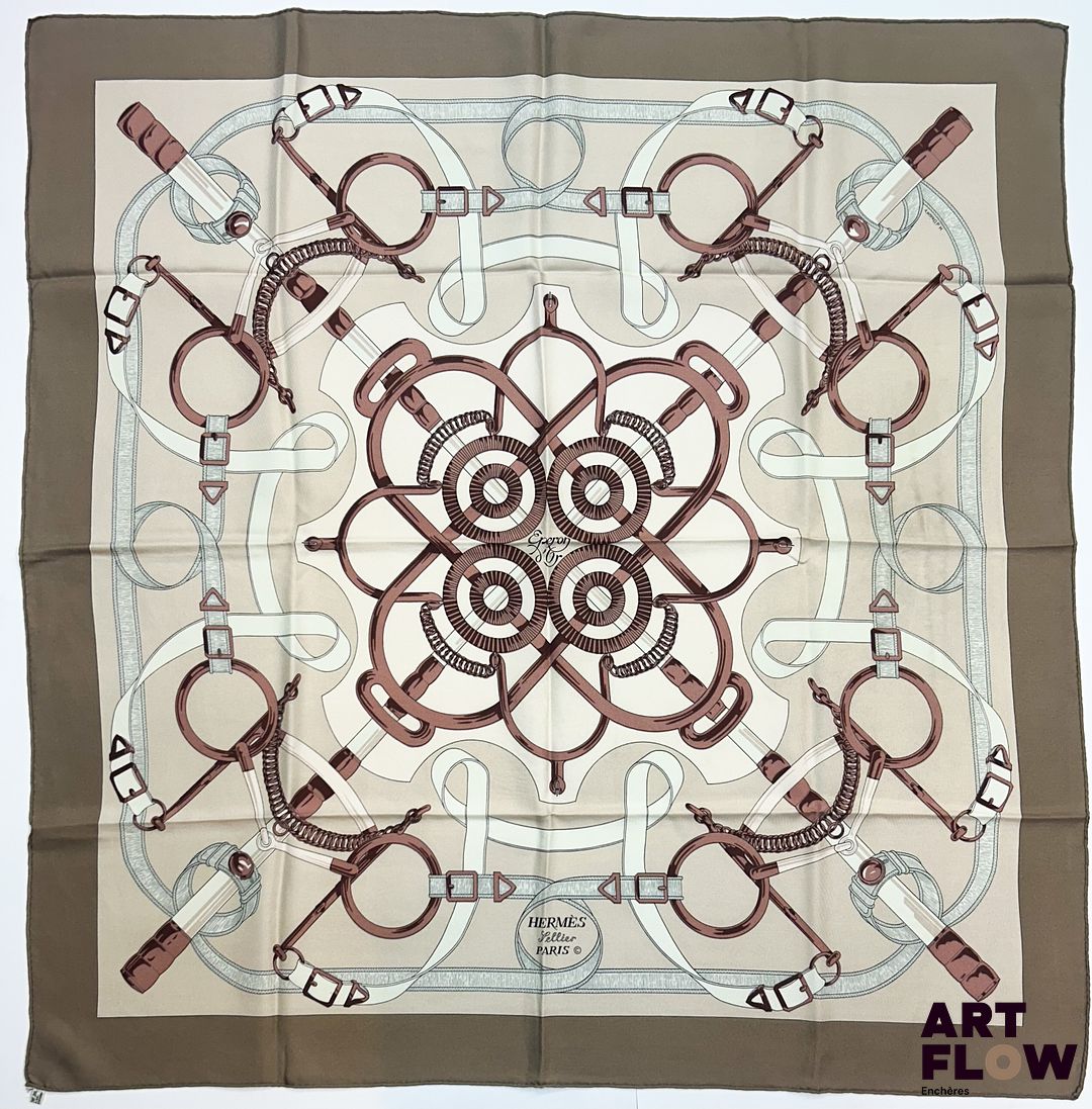 HERMÈS Modèle "Éperons d'or" d'après un dessin d'Henri D'ORIGNY Carré en twill de soie à bordure taupe 90 x 90 cm Très bon état général malgré d'infimes tâches