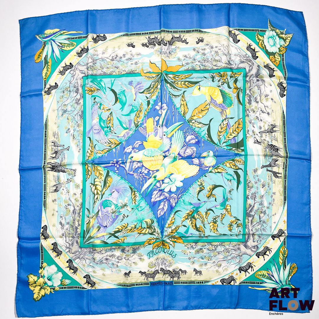 HERMES Modèle "Tropiques" Carré en twill de soie dans les tons verts et bleus, d'après Laurence Toutsy-Bouthoumieux. 90 x 90 cm. Très bon état général.