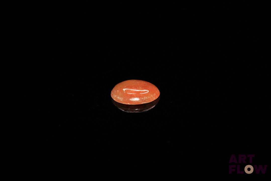 Jade jaune orangé cabochon rond. 3.30 cts. 9.0mm
