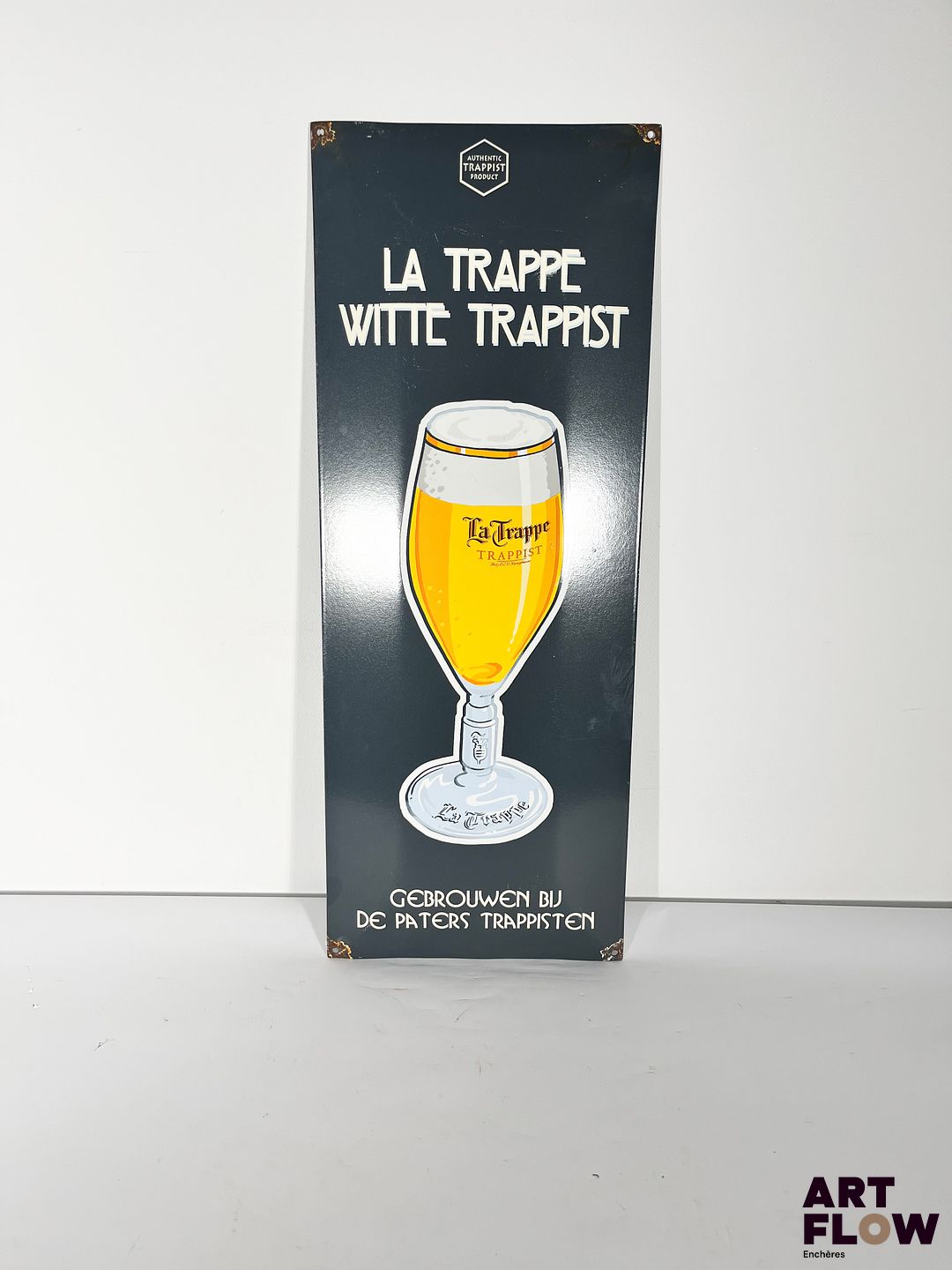 Plaque émaillée rectangulaire La Trappe Witte Trappist Dimensions : 70 x 27 cm Petits éclats et traces de rouille Reproduction moderne