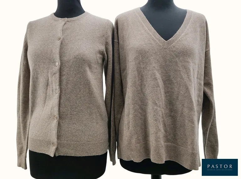 ERIC BOMPARD. Lot composé d'un cardigan en cachemire taupe chiné, T.S, et d'un pull ample col V en cachemire taupe chiné, fentes sur les côtés, T.S. NEUFS avec étiquettes - TVA Récupérable