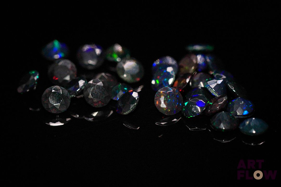 Trente opales noires rondes. Beaux éclats de couleur. 4.08 cts. Diam. moy.: 4.0mm