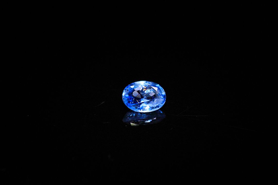 Saphir ovale. Jolie couleur, inclusions. 0.85 ct. 6.2mm x 5.0mm