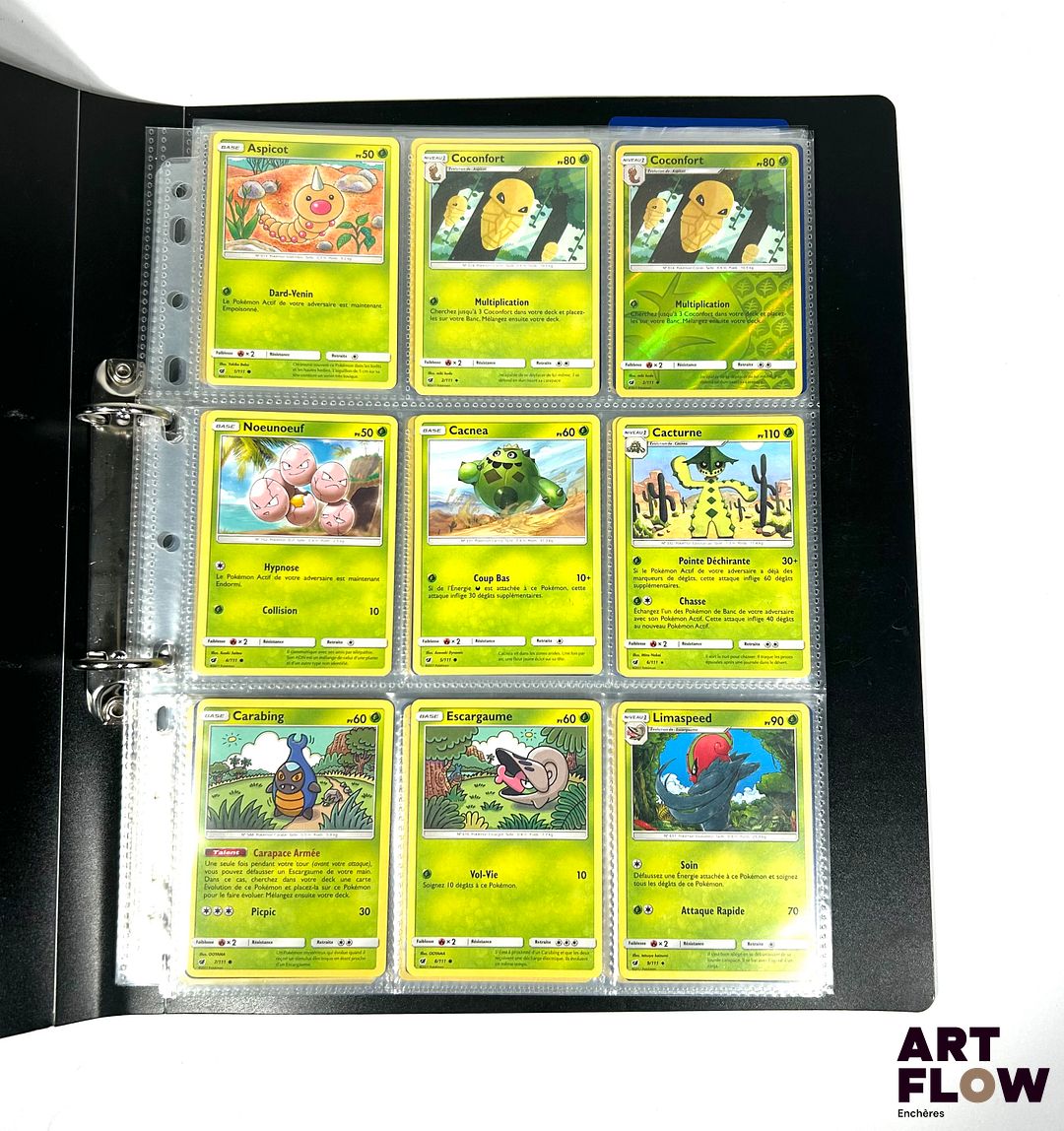 POKEMON Bloc Soleil et Lune Ensemble de 2 classeurs : - Invasion Carmin comprenant 81 cartes - Duo de Choc comprenant 89 cartes Plusieurs holos, et reverses, quelques GX, des rares et des communes (cf photographies). Très bon état global Excellent en français.