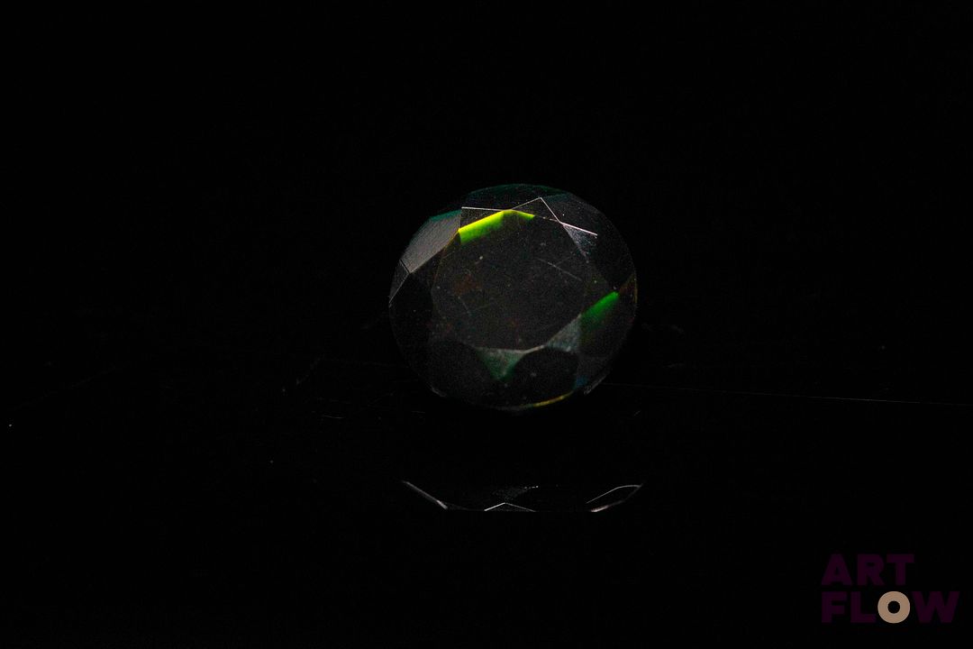 Opale noire ronde. Beaux éclats de couleur. 2.45 cts. 9.7mm