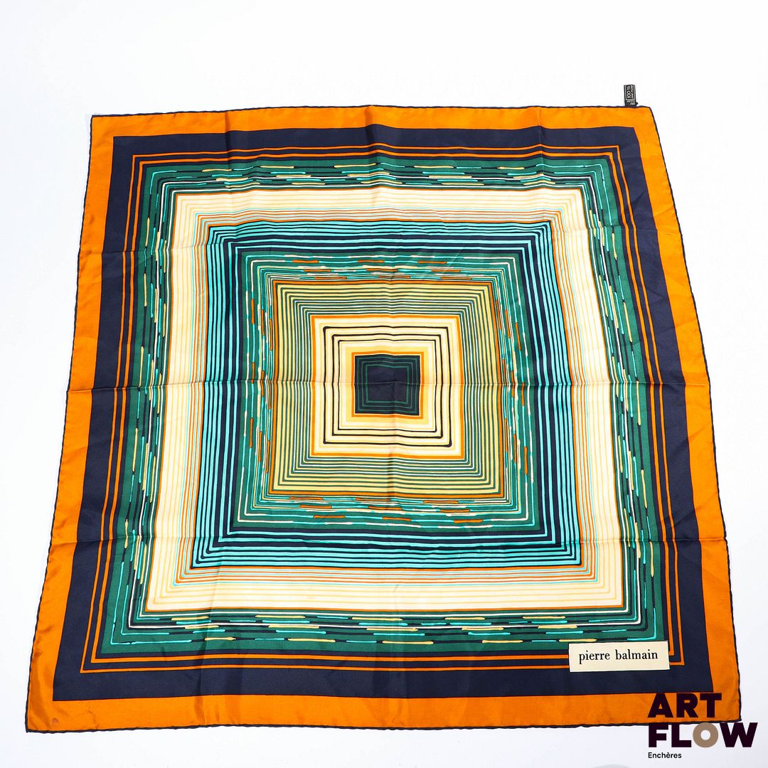 PIERRE BALMAIN Carré en soie dans les tons vert, orange, crème et marine 75 x 75 cm Tâches