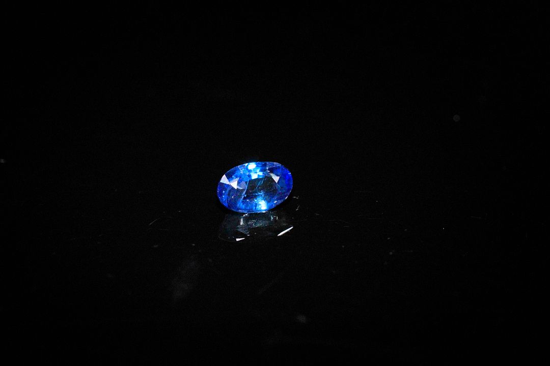 Saphir ovale. Probablement Madagascar, belle couleur. 0.68 ct. 6.0mm x 4.0mm