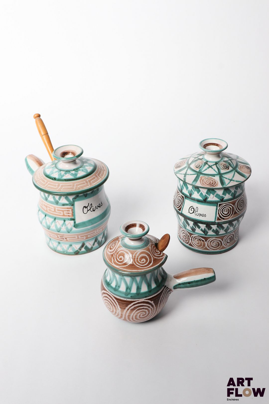 Robert PICAULT (1919-2000) Ensemble de 3 céramiques émaillés à décor géométrique comprenant : - 2 pots à olives (H. 15 cm) - 1 moutardier (H.13 cm) Signées sous la base