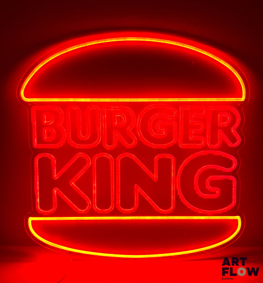 Enseigne lumineuse publicitaire sur plexiglas Burger King. Dimensions : 60 x 59,5 cm Fonctionnelle - État général excellent. Fourni avec son alimentation murale.