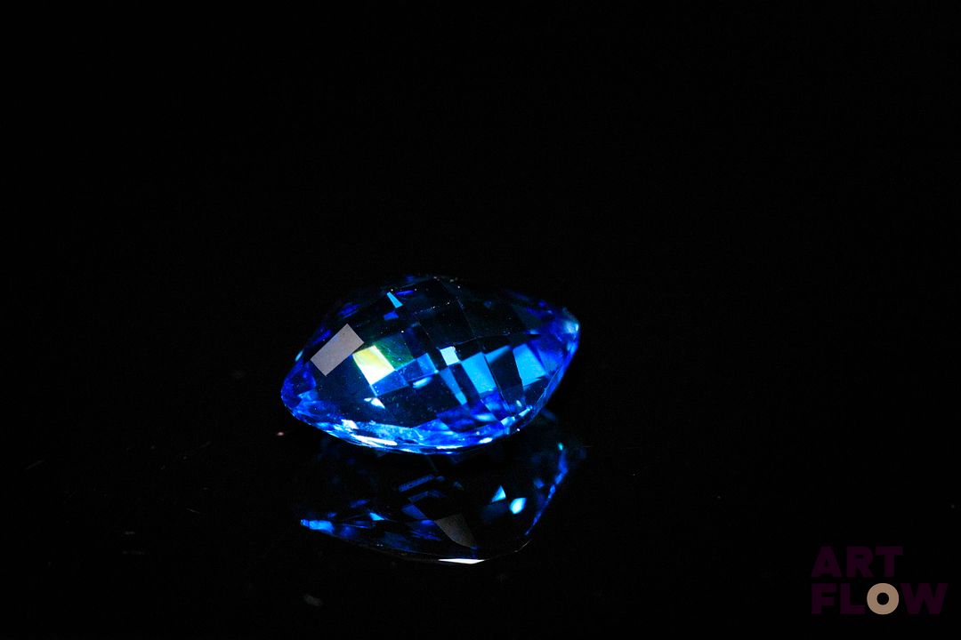 Topaze coussin fantaisie. Traitement de surface. 6.96 cts. 11.0mm x 11.0mm