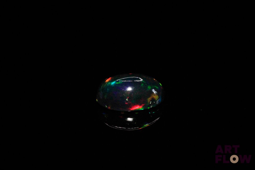 Opale noire cabochon ovale. Beaux éclats de couleur. 3.24 cts. 13.0mm x 9.0mm