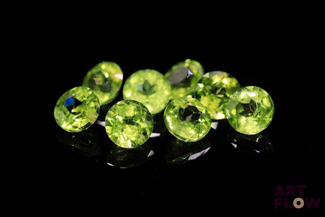Huit péridots ronds. Non chauffé. 7.51 cts. Diam. moy.: 6.0mm