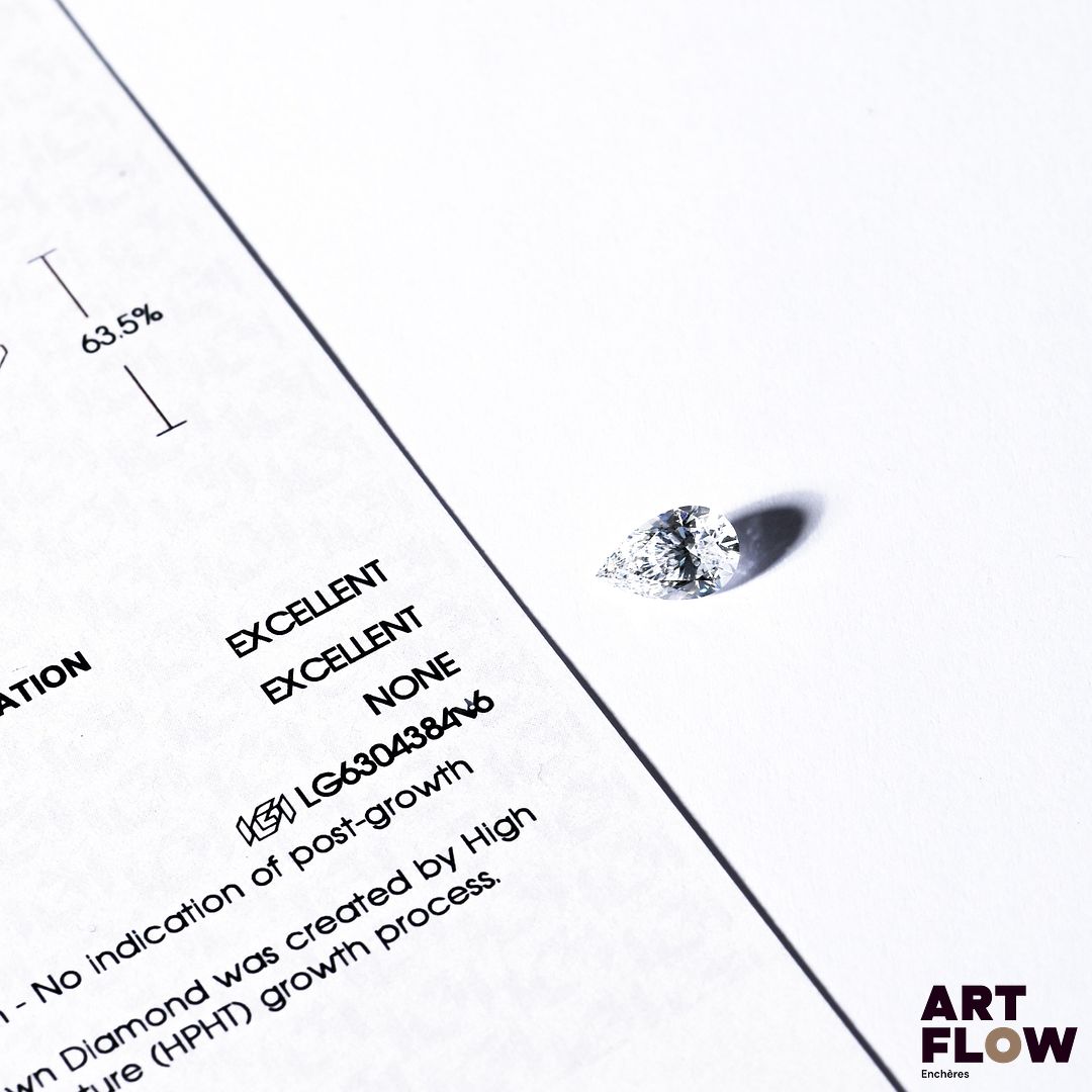 Diamant de synthèse (lab-grown diamond) de forme poire 1,01 carats, accompagné d'un certificat de laboratoire (IGI) indiquant : D, VS1