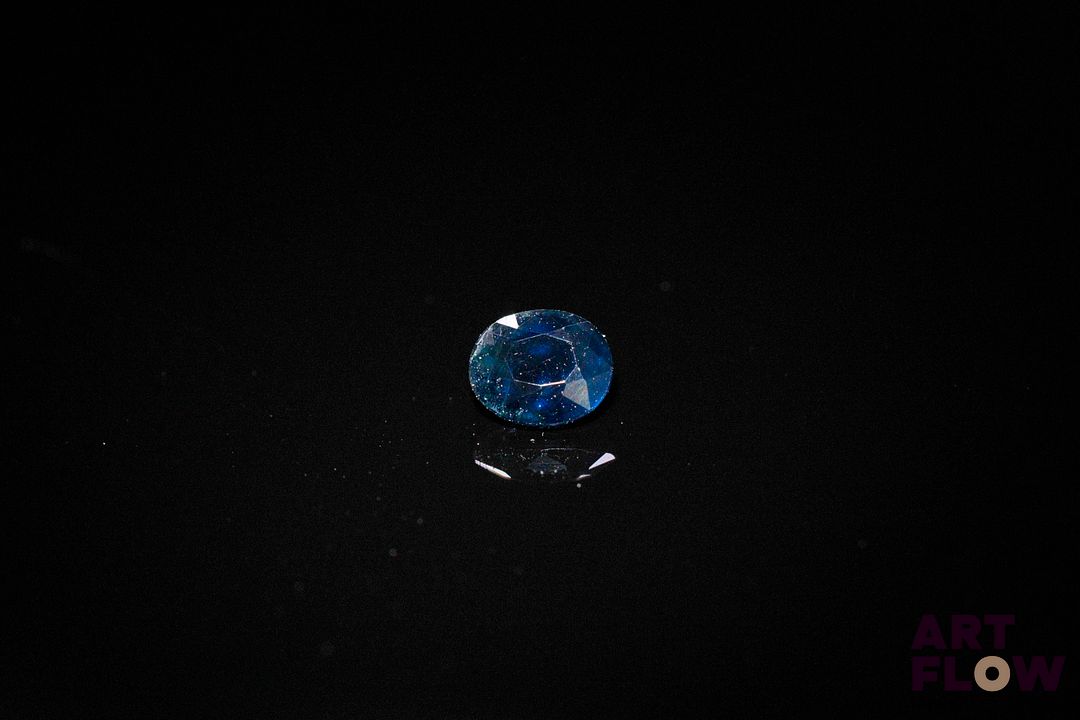 Saphir ovale. Probablement Australie. 0.64 ct. 5.2mm x 4.3mm