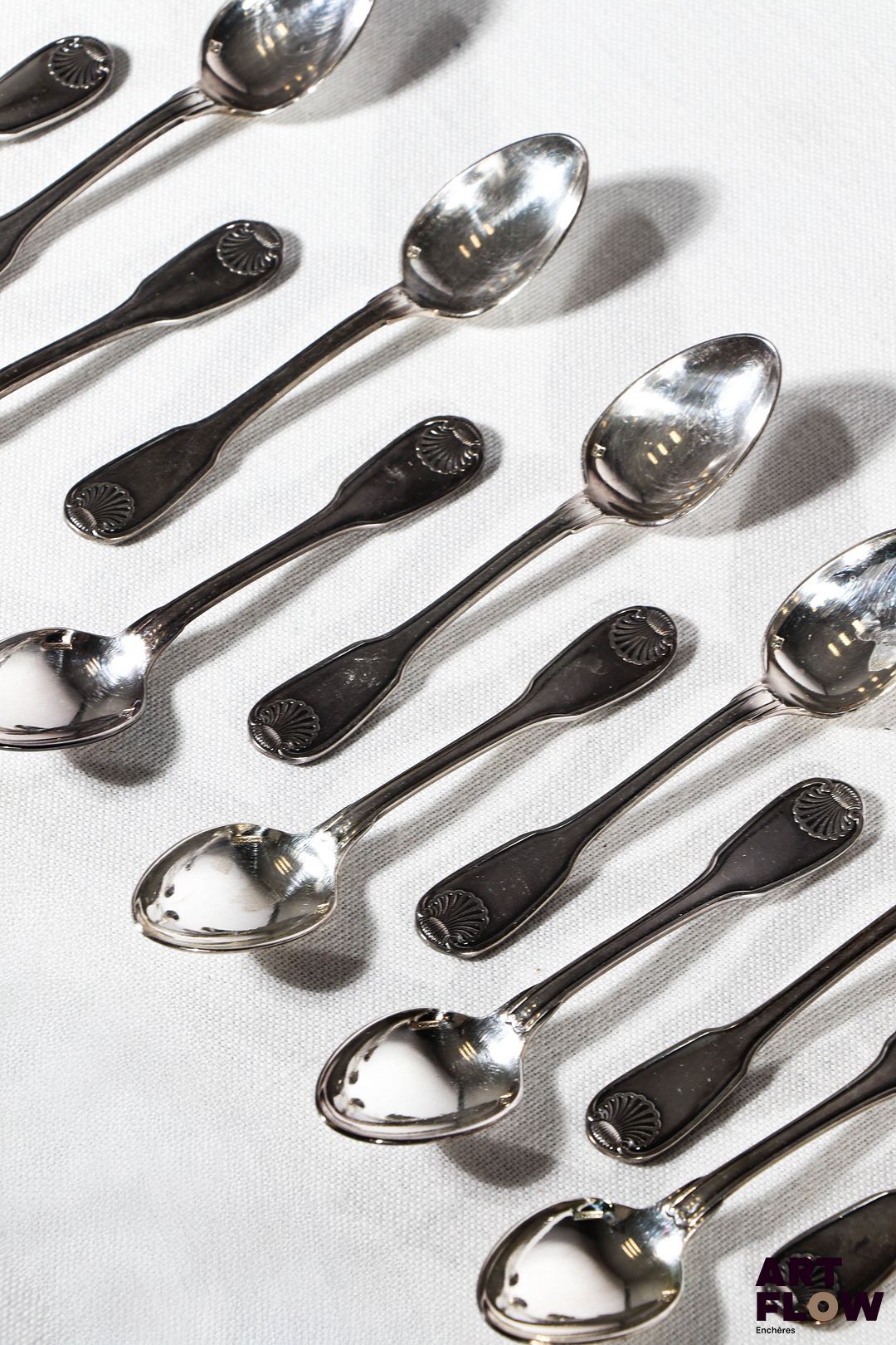 CHRISTOFLE Ensemble de 12 cuillères à café. Dans une boîte. Petites rayures d'usage