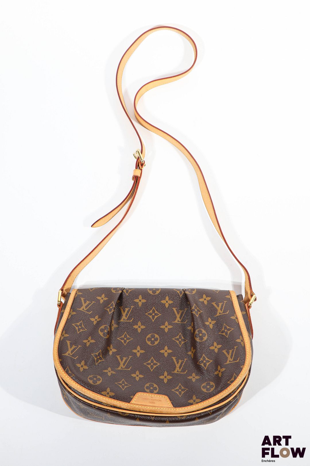 LOUIS VUITTON Modèle Ménilmontant Sac à bandoulière en toile monogrammée Avec son dustbag 22 x 28 cm environ Bon état général malgré quelques légers défauts (petites usures, patine d'usage)