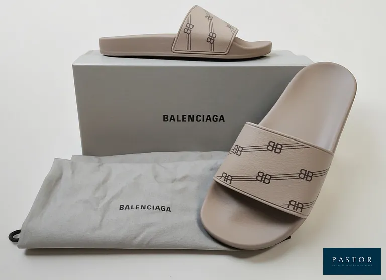 BALENCIAGA. Paire de mules "Pool Slide" en gomme taupe, empeigne monogrammée "BB", P.39. NEUVE, avec dust-bag et boîte - TVA Récupérable
