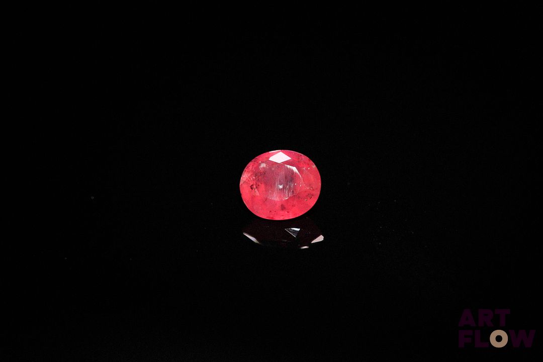 Rubis ovale. Jolie couleur, inclusions. 0.80 ct. 5.7mm x 5.0mm