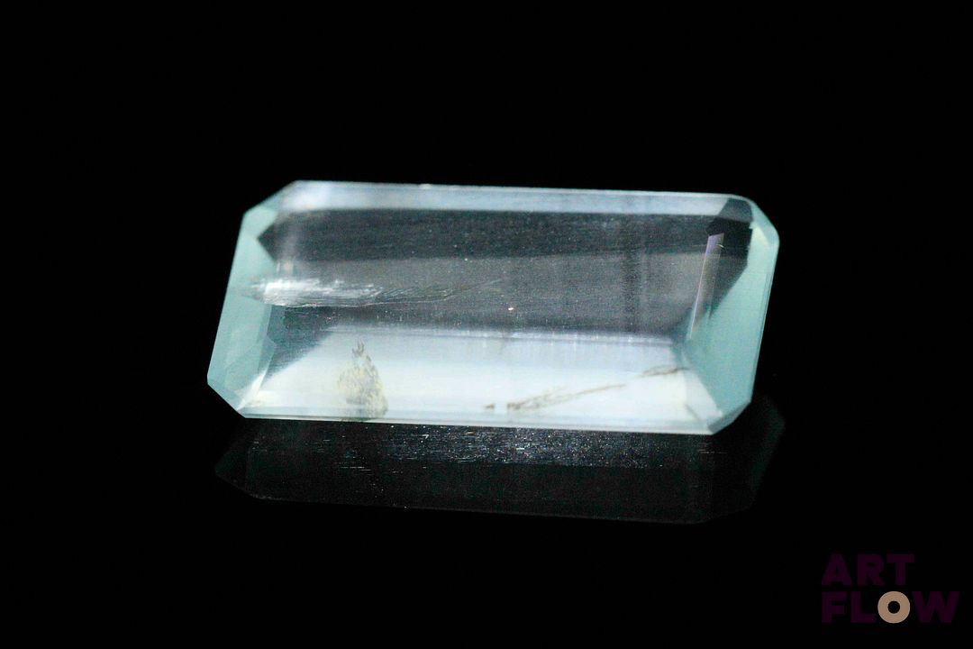 Importante aigue-marine rectangulaire à pans coupés. Givres. 10.83 cts. 21.6mm x 12.1mm