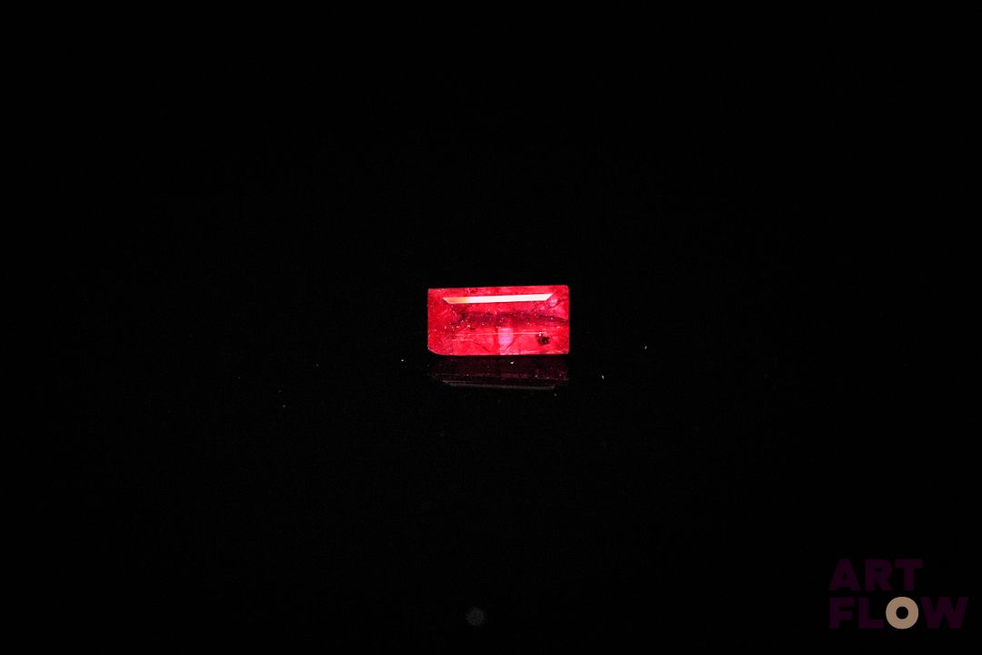 Rubis baguette. 0.39 ct. 5.7mm x 3.0mm